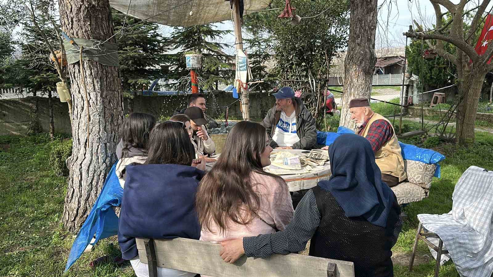 Üniversite öğrencilerinden yaşlı çifte sürpriz
