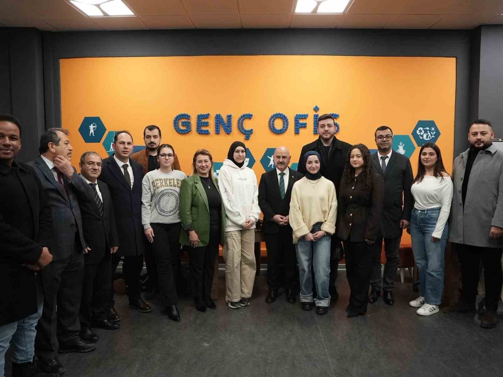 Üniversite öğrencilerine anne eli
