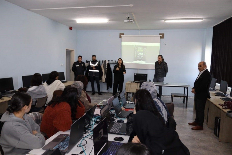 Üniversite öğrencilerine "IBAN vermek suç" uyarısı
