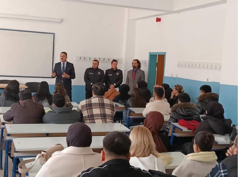 Üniversite öğrencilerine "IBAN vermek suç" uyarısı
