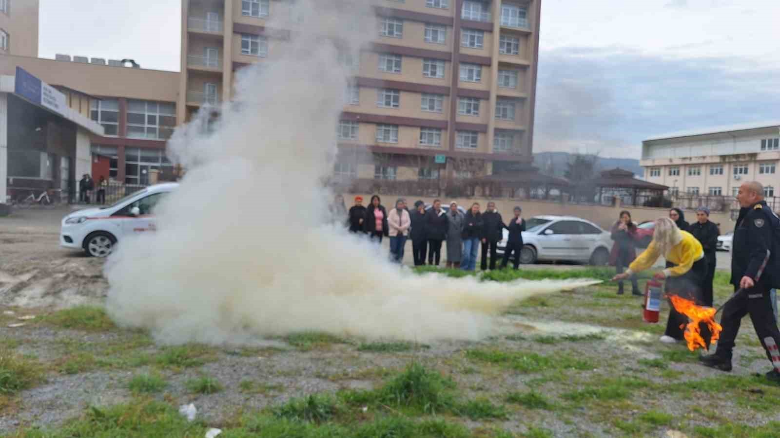 Üniversite öğrencilerine temel yangın eğitimi
