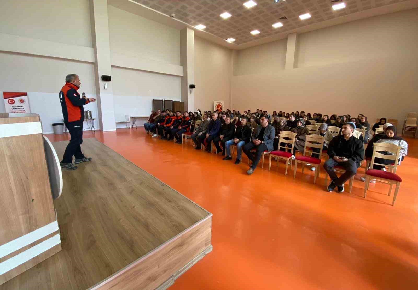 Üniversite öğrencilerine uygulamalı "afet" eğitimi
