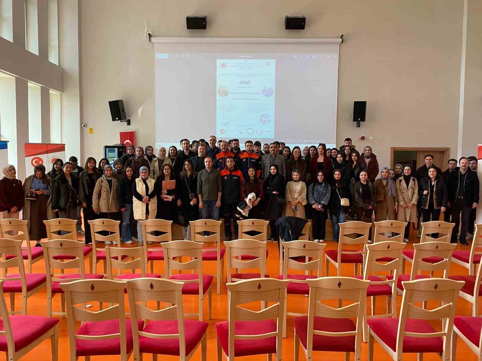 Üniversite öğrencilerine uygulamalı "afet" eğitimi
