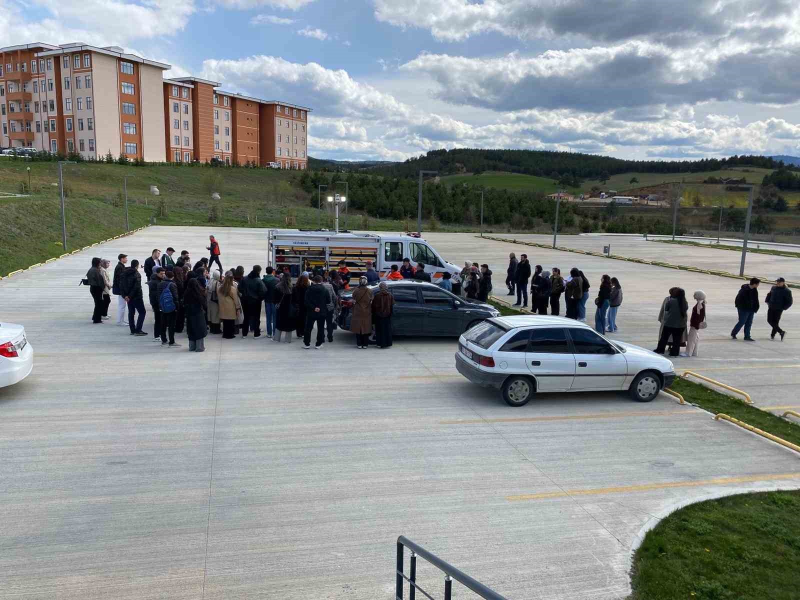 Üniversite öğrencilerine uygulamalı "afet" eğitimi
