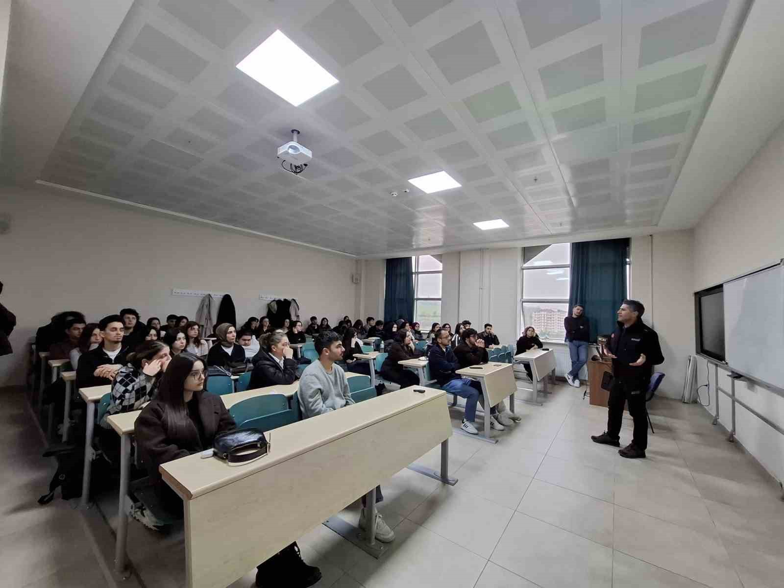 Üniversite öğrencilerine ve akademik personele afet eğitimi
