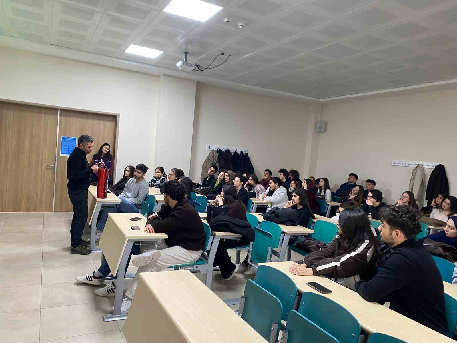 Üniversite öğrencilerine ve akademik personele afet eğitimi
