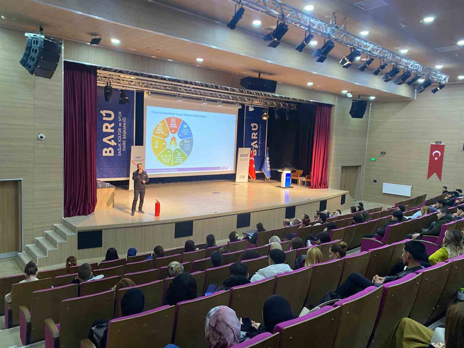 Üniversite öğrencilerine ve akademik personele afet eğitimi
