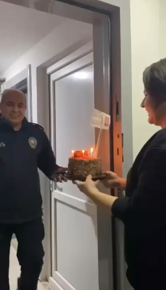 Üniversite öğrencilerinin kavga ihbarına geldiler, pasta ile karşılaştılar
