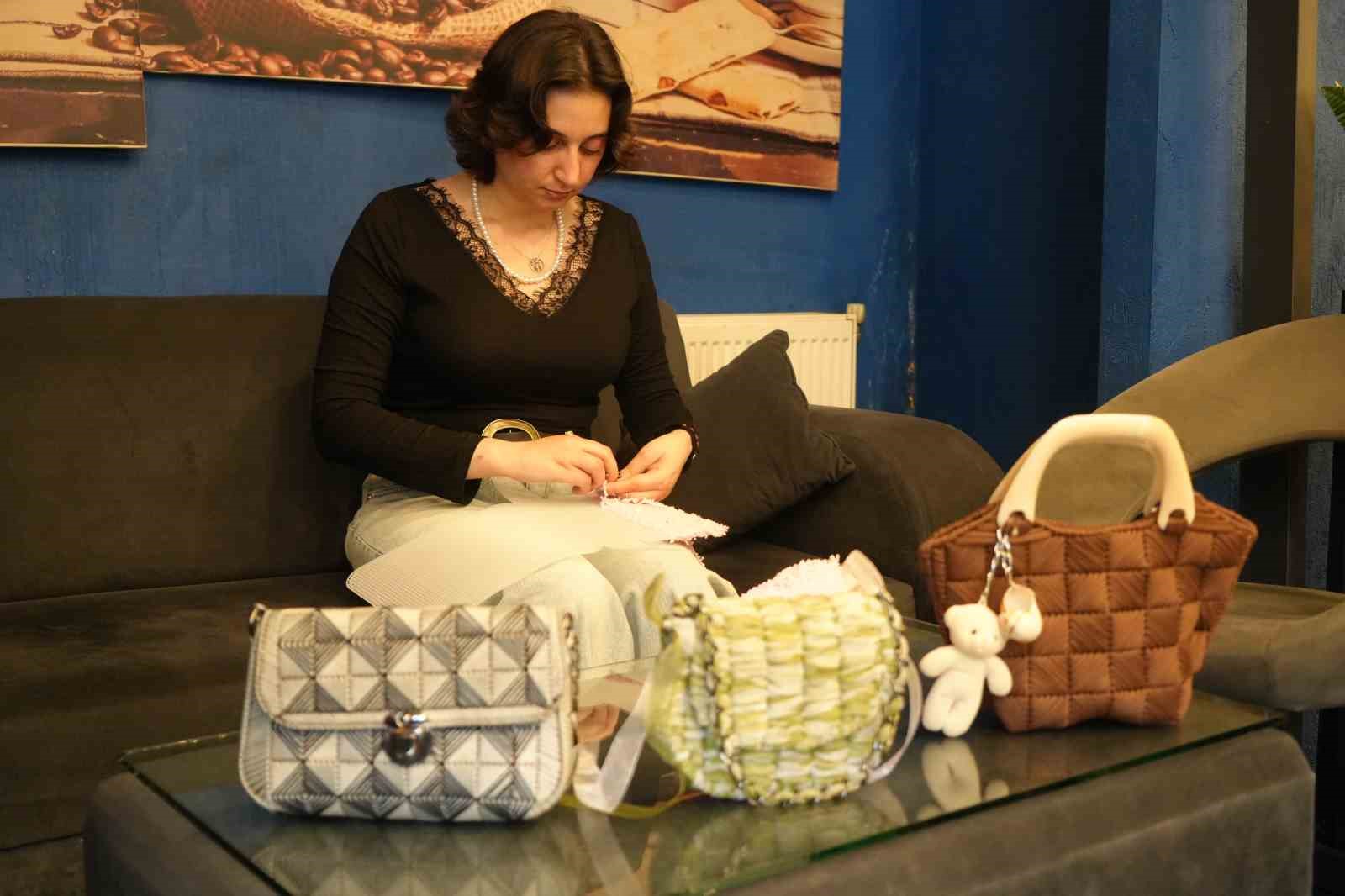 Üniversite öğrencisi genç kızın el emeği çantaları gelir kapısı oldu
Üniversite öğrencisi genç kızın el emeği çantaları gelir kapısı oldu