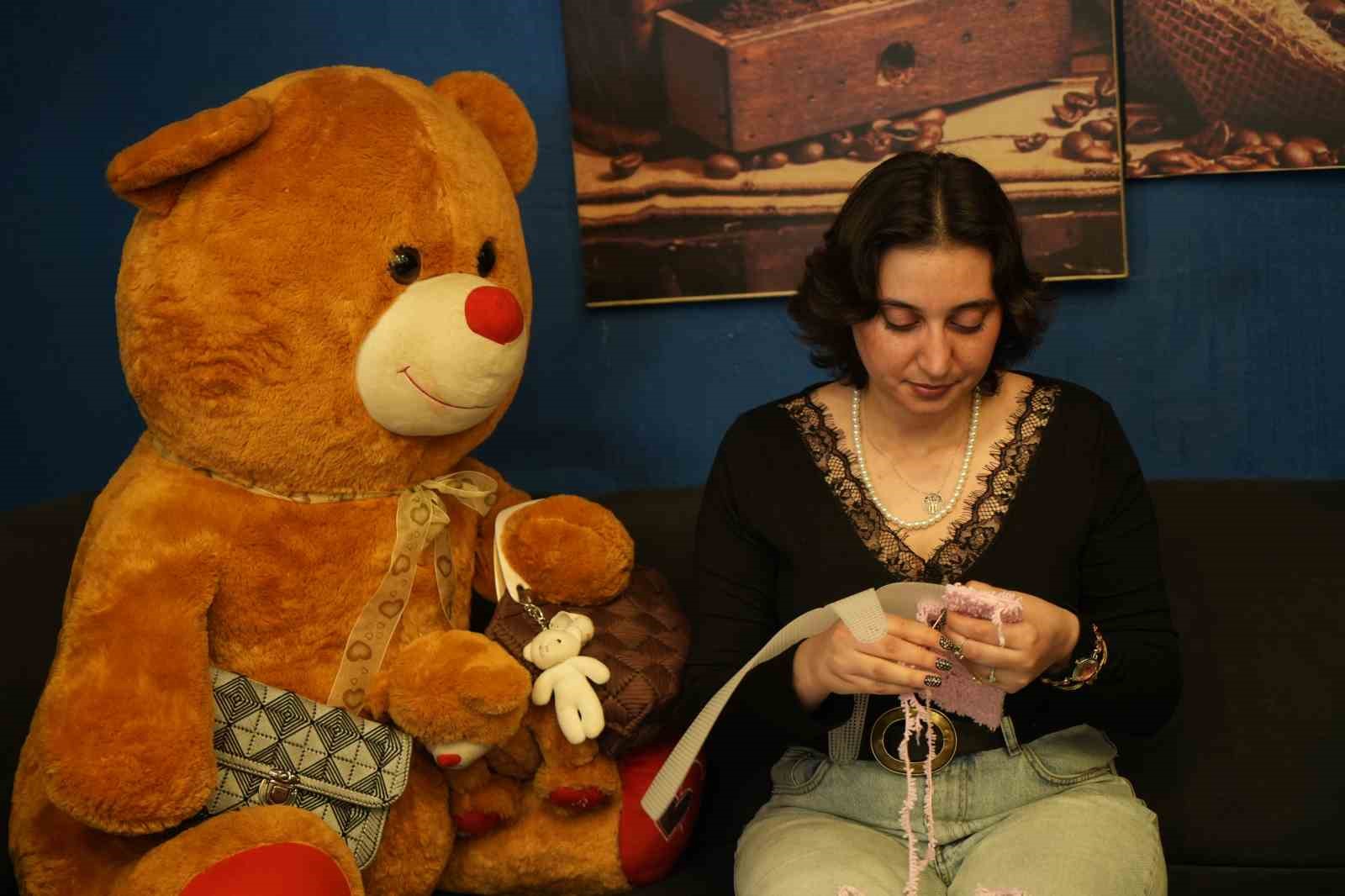 Üniversite öğrencisi genç kızın el emeği çantaları gelir kapısı oldu
Üniversite öğrencisi genç kızın el emeği çantaları gelir kapısı oldu