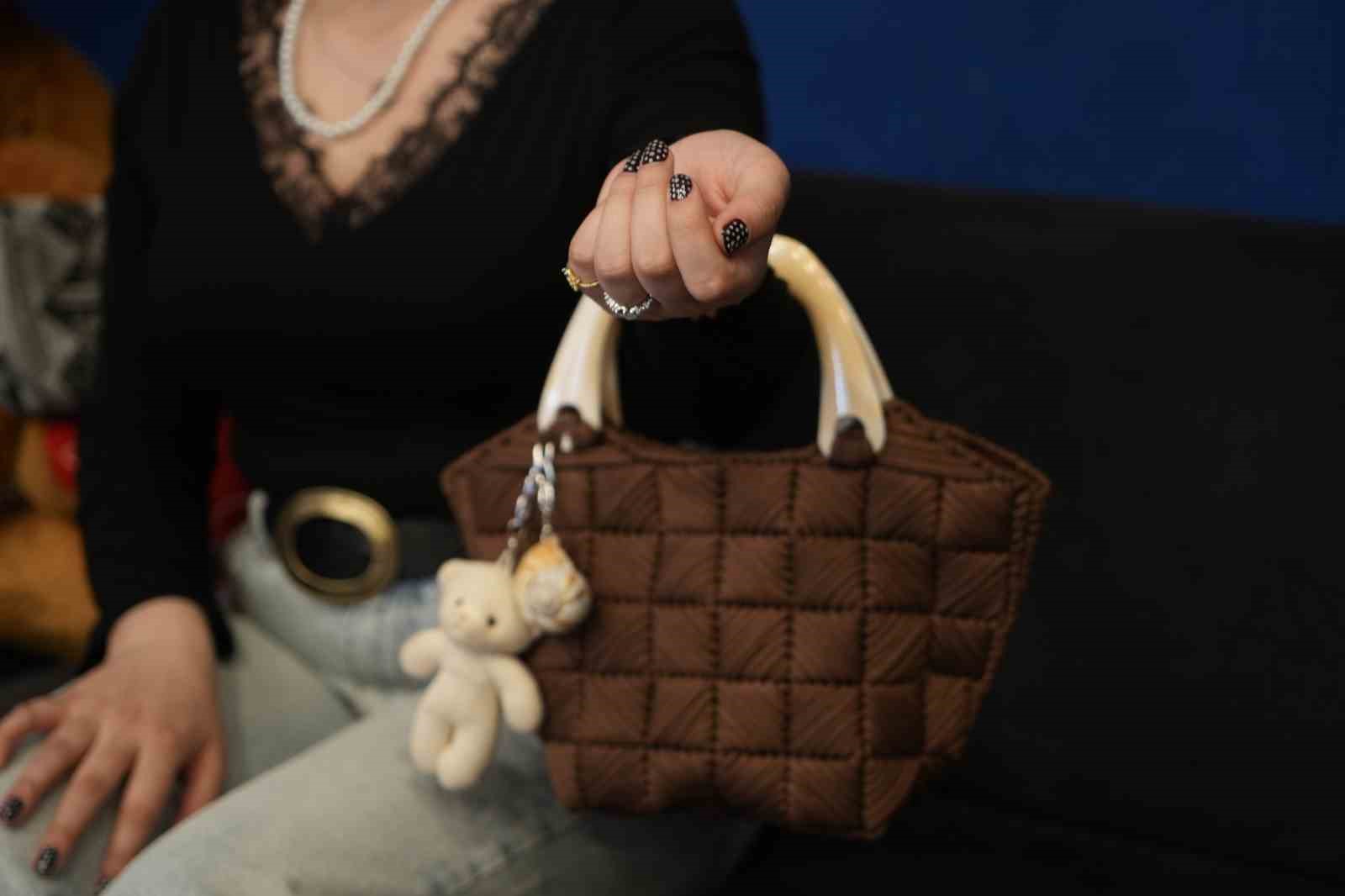 Üniversite öğrencisi genç kızın el emeği çantaları gelir kapısı oldu
Üniversite öğrencisi genç kızın el emeği çantaları gelir kapısı oldu