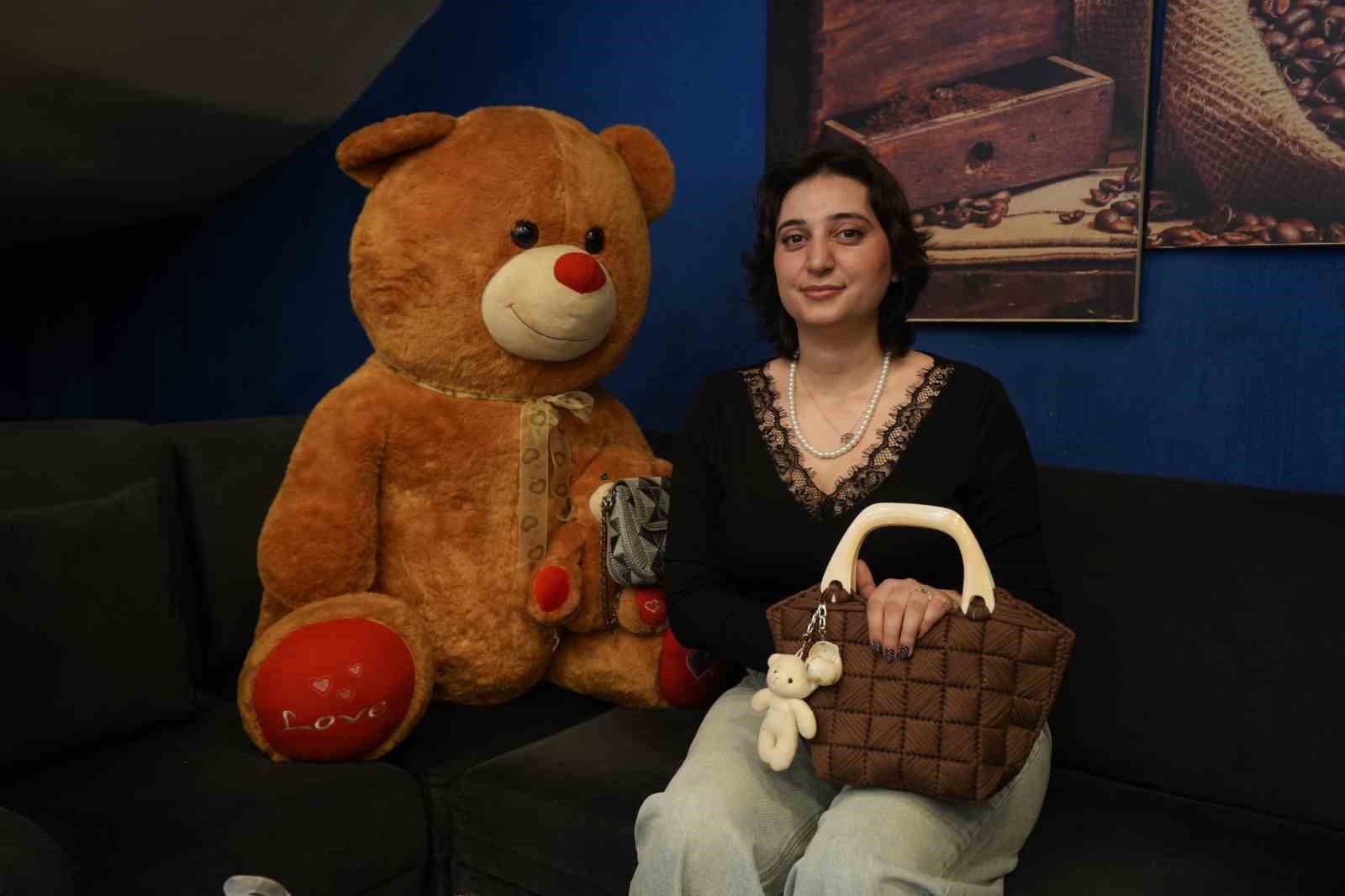 Üniversite öğrencisi genç kızın el emeği çantaları gelir kapısı oldu
Üniversite öğrencisi genç kızın el emeği çantaları gelir kapısı oldu