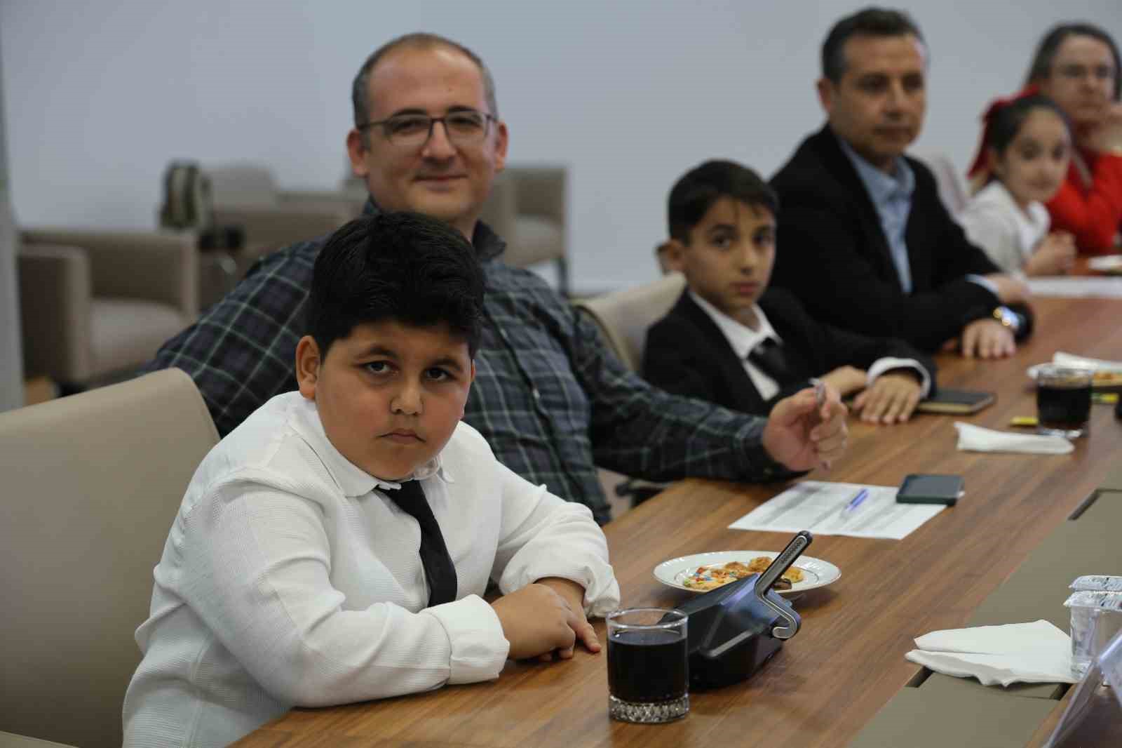 Üniversite senatosu 1 günlüğüne çocukların oldu
