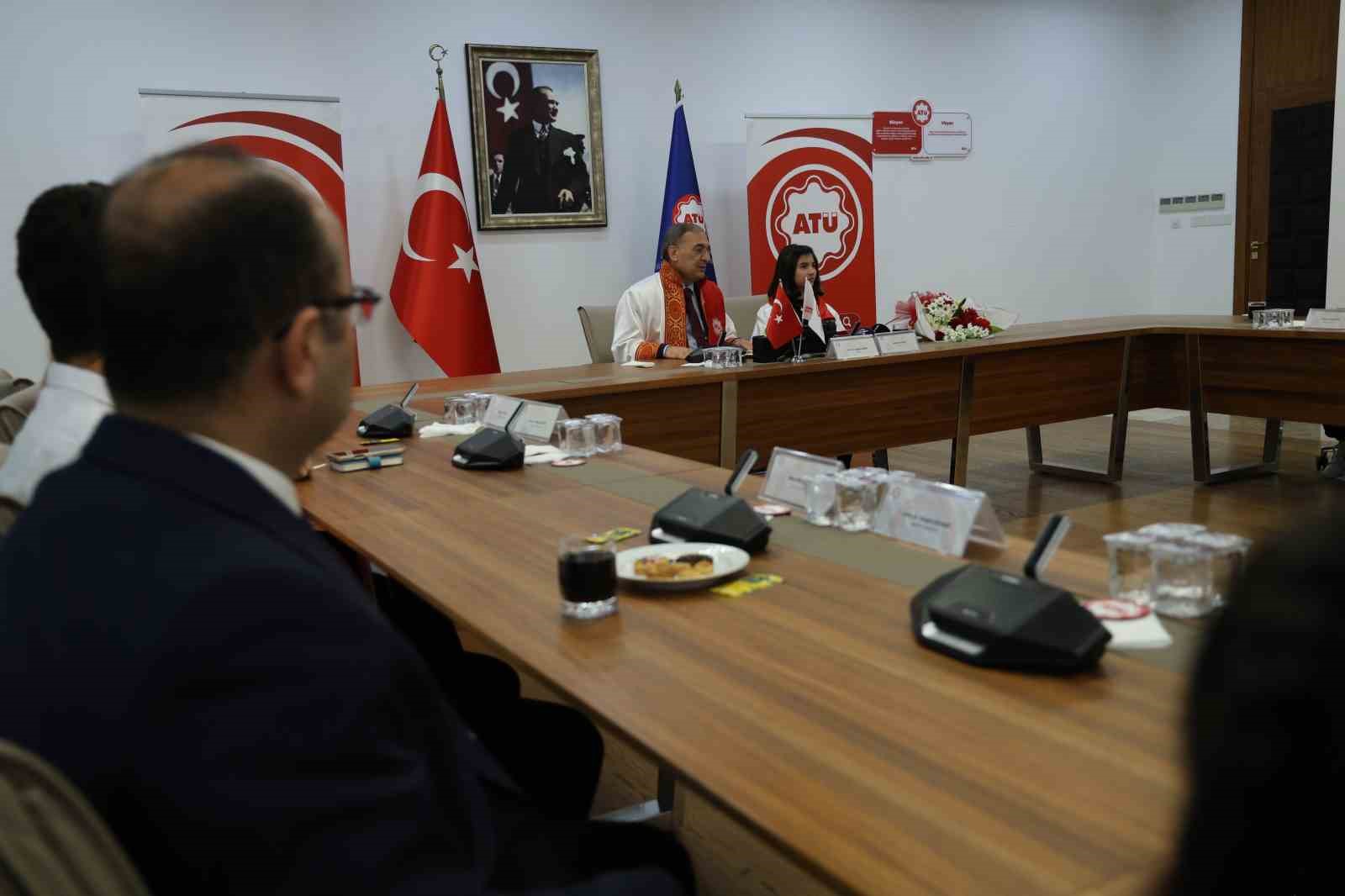 Üniversite senatosu 1 günlüğüne çocukların oldu
