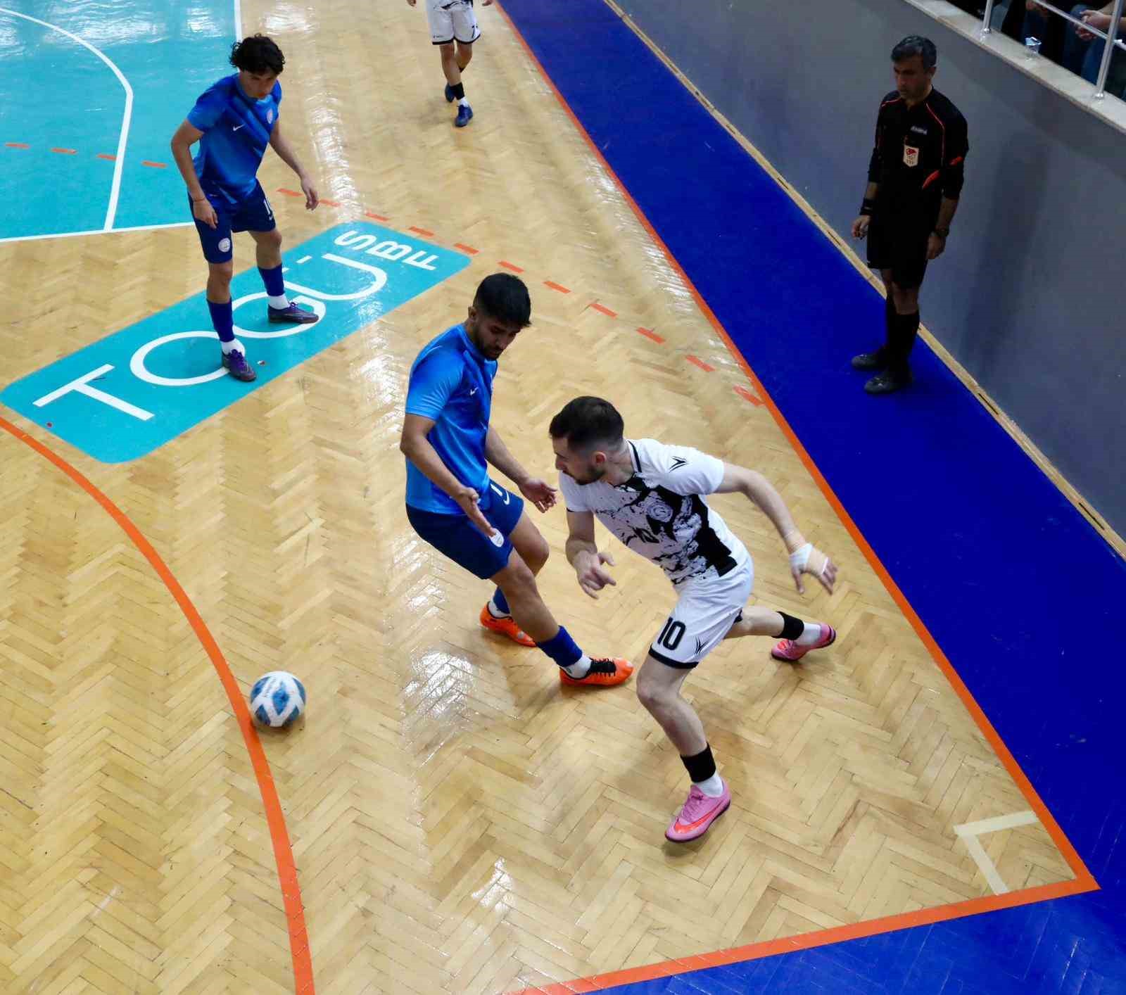 Üniversite takımları Tokat’ta salon futbolunda ter döktü
