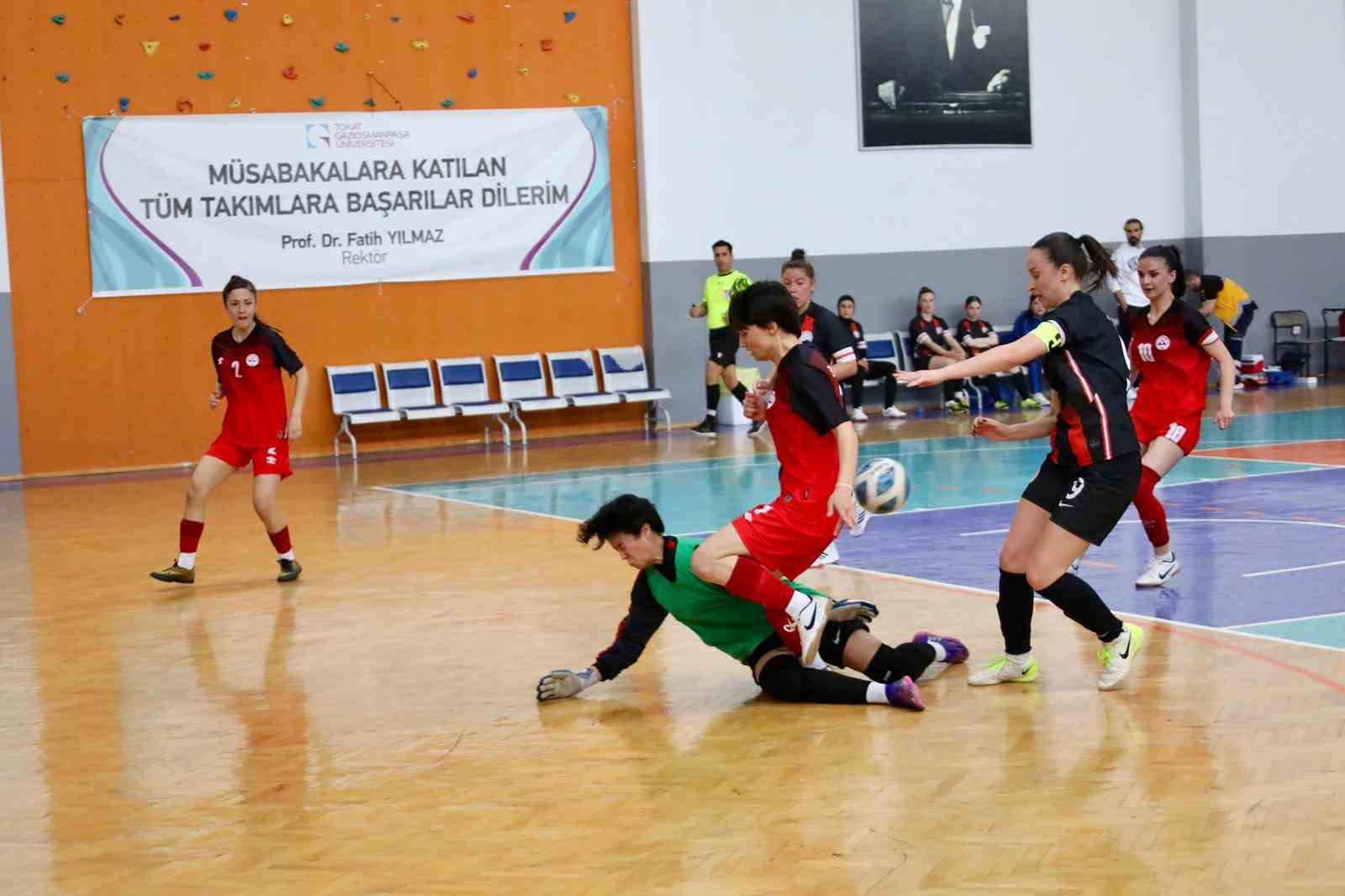 Üniversite takımları Tokat’ta salon futbolunda ter döktü
