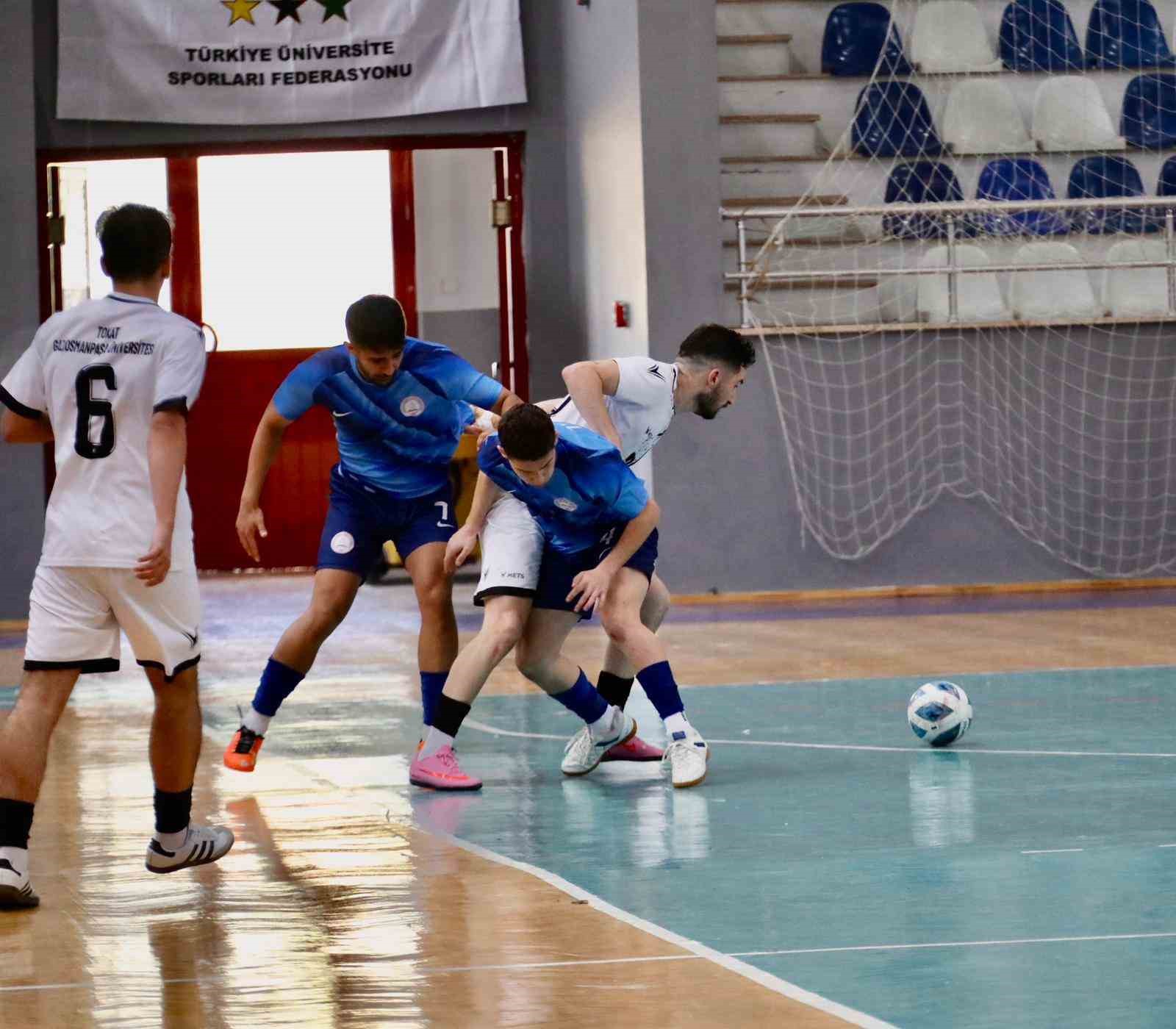 Üniversite takımları Tokat’ta salon futbolunda ter döktü
