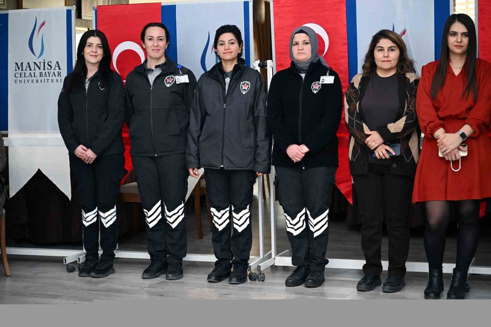 Üniversitedeki kadın çalışanlar aynı sofrada
