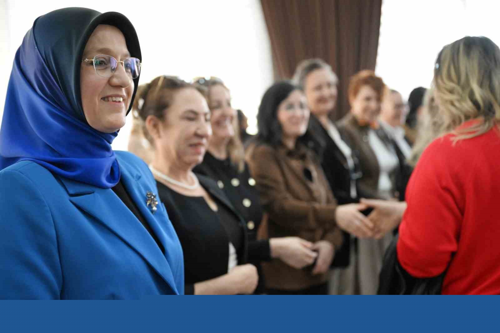 Üniversitedeki kadın çalışanlar aynı sofrada
