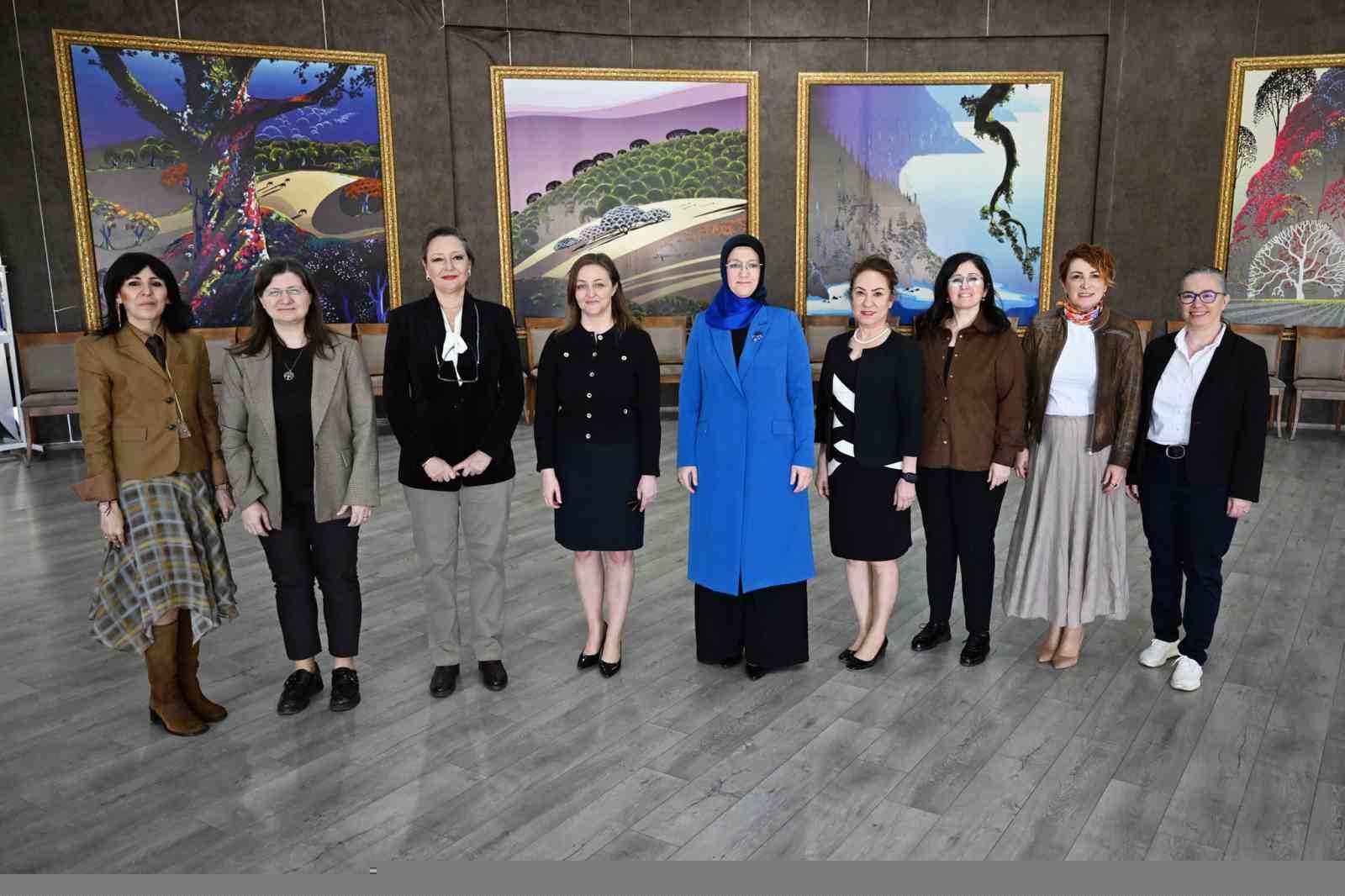 Üniversitedeki kadın çalışanlar aynı sofrada
