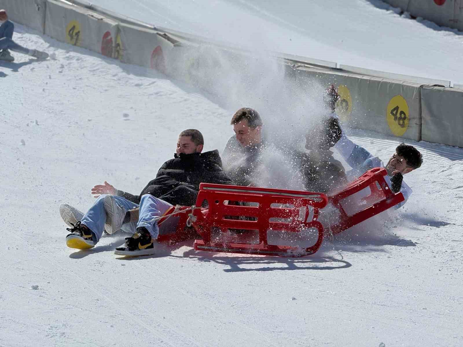 Üniversiteli gençler Erzurum’u gezdi
