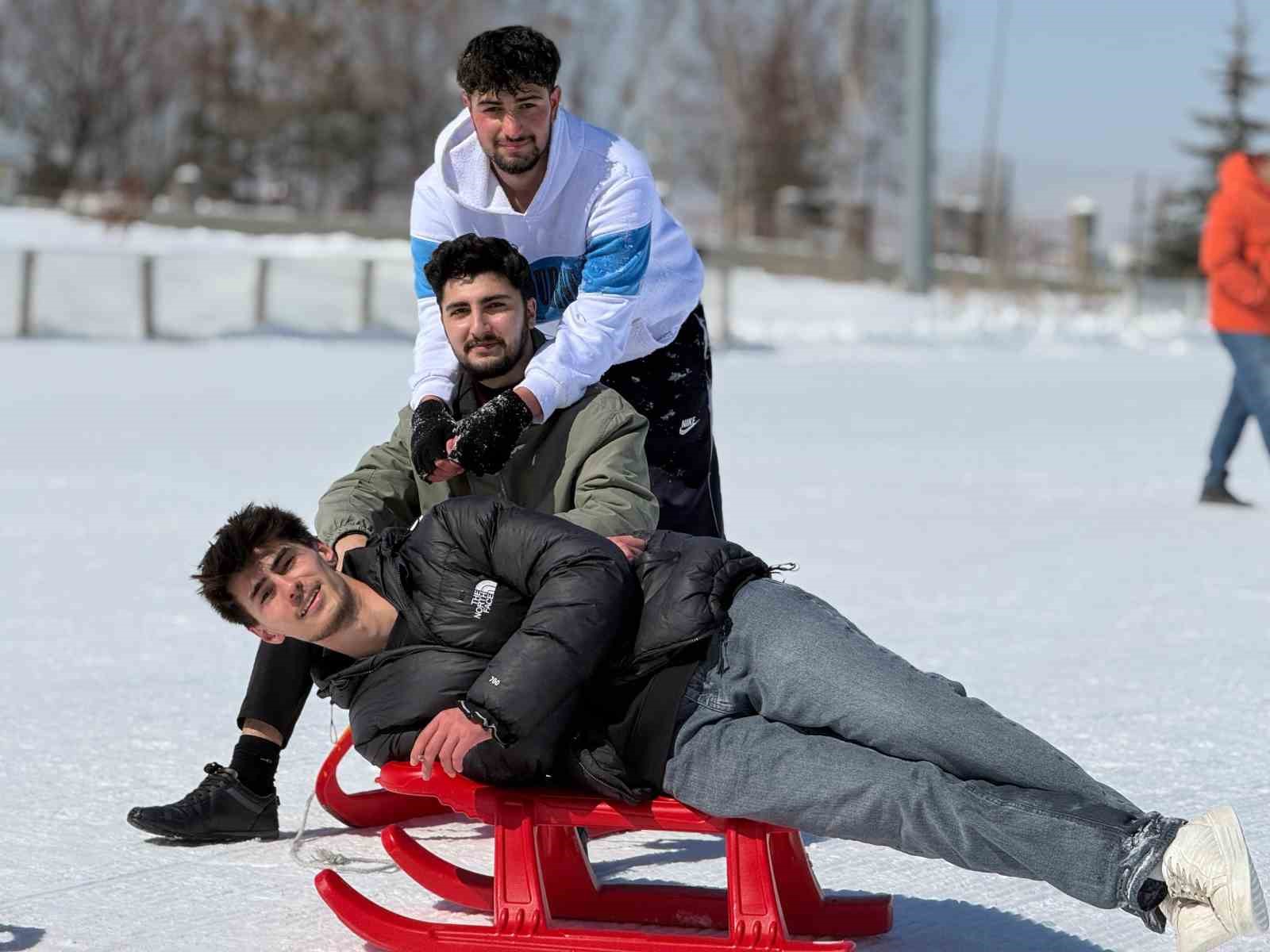 Üniversiteli gençler Erzurum’u gezdi
