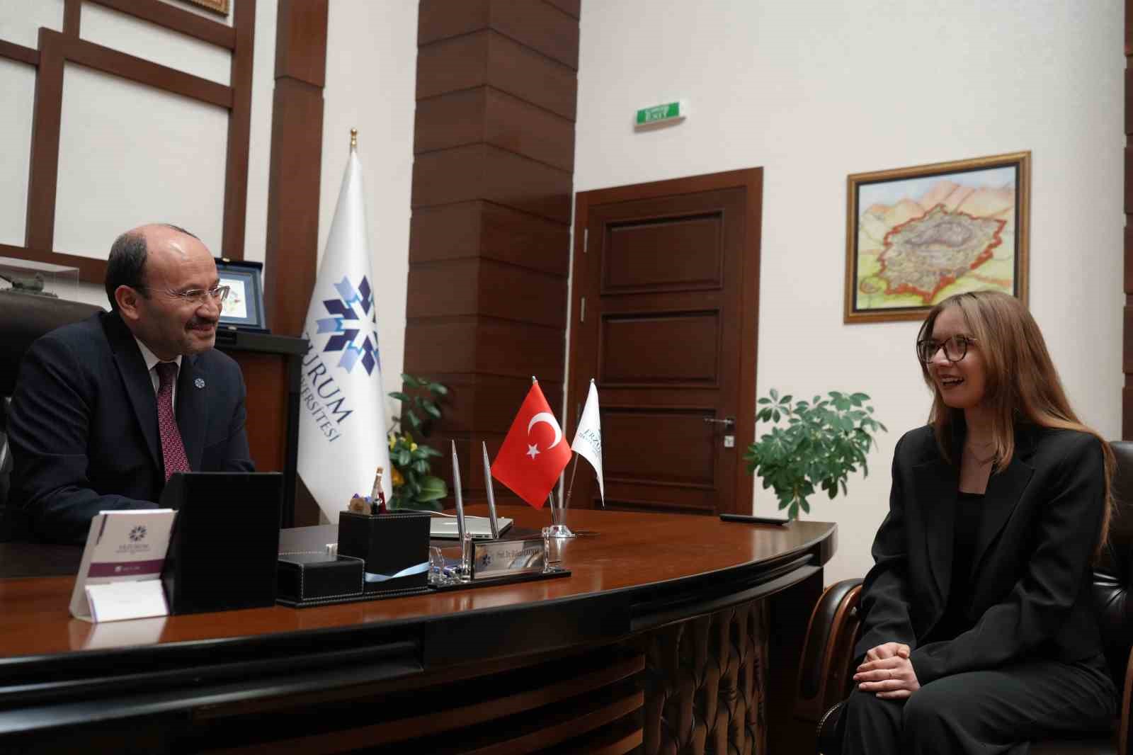 Üniversiteli Gizem, Rektör Çakmak’ın bir günlük mesaisine eşlik etti
