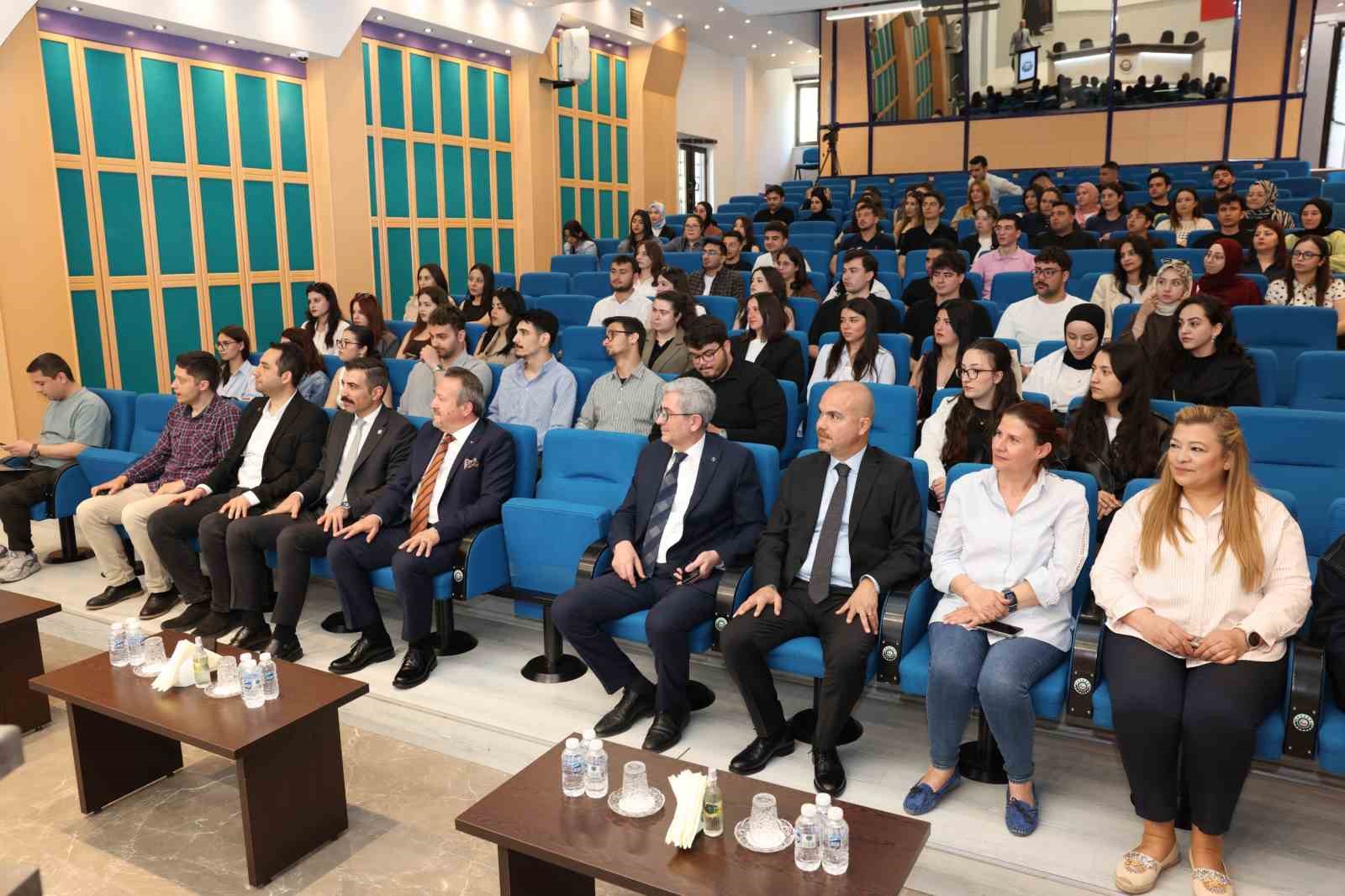 Üniversiteli öğrenciler Denizli OSB Yönetim Kurulu Başkanı Selim Yaymanoğlu ile buluştu
