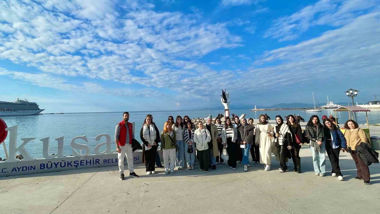 Üniversiteli öğrenciler Kuşadası’nda moral depoladı
