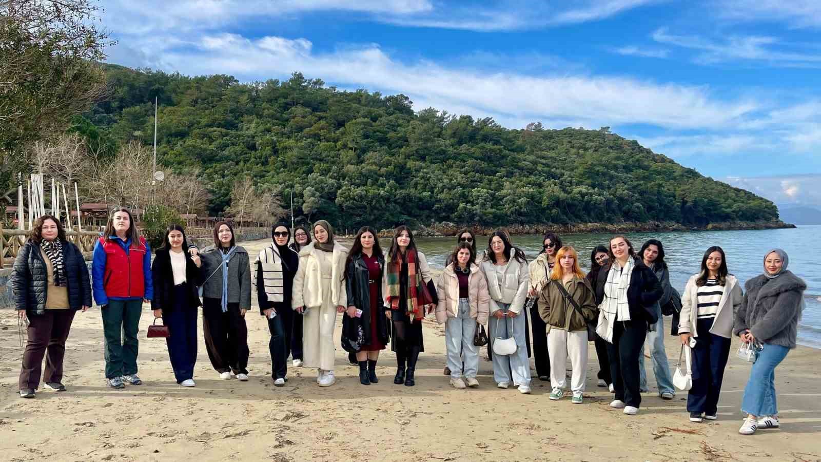 Üniversiteli öğrenciler Kuşadası’nda moral depoladı
