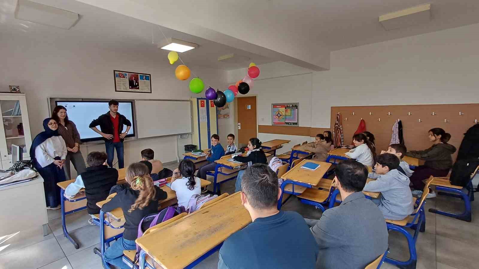 Üniversiteliler miniklere zorbalıkla baş etmeyi anlattı
