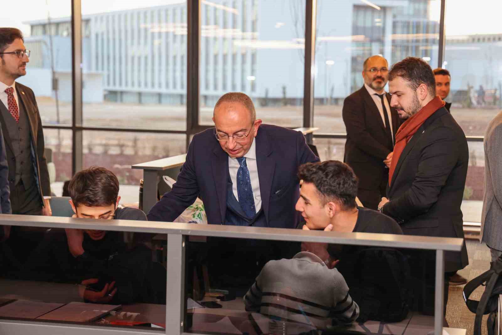 Üniversitelilerin final stresine sıcak bir mola: Başkan Kavuş’tan gençlere çorba ikramı
Üniversitelilerin final stresine sıcak bir mola: Başkan Kavuş’tan gençlere çorba ikramı