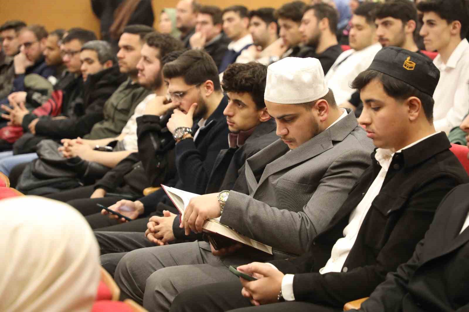 Üniversitesi gençler Kur’an-ı Kerim’i güzel okumak için yarıştı
