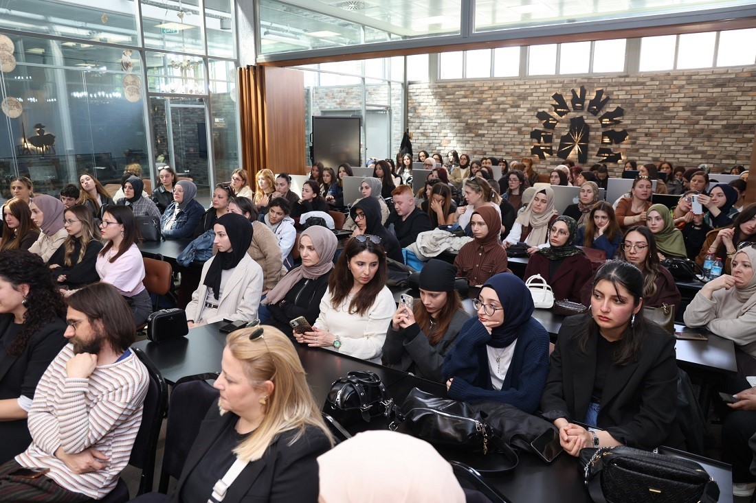 Ünlü modacı deneyimlerini öğrencilerle paylaştı
