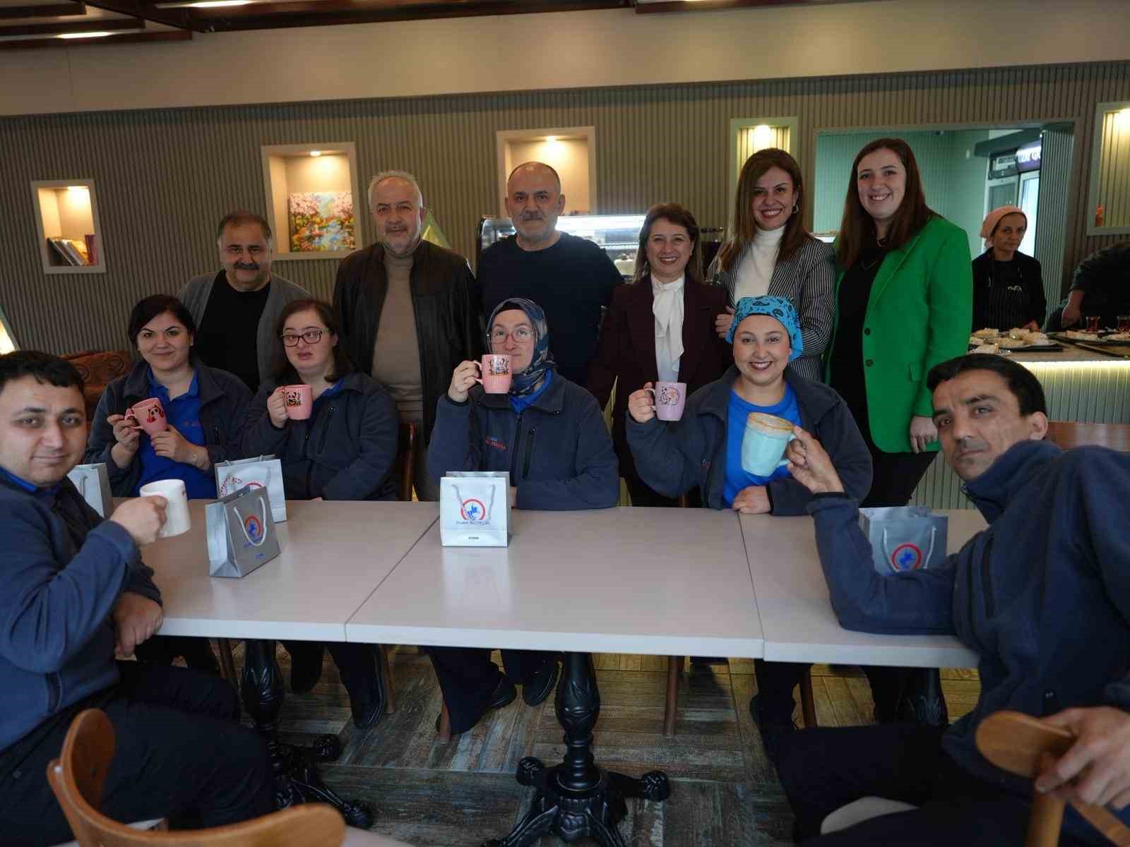 Ünlü oyuncu Çelebi down sedromlu bireylerin çalıştığı kafede
