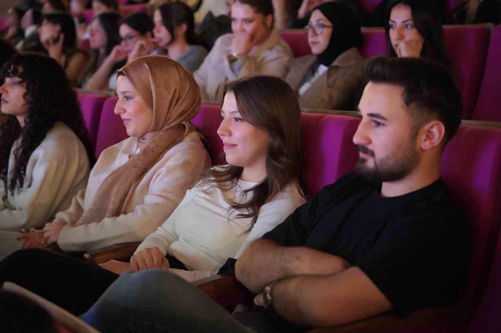 Ünlü saç stilisti üniversite öğrencileriyle buluştu
