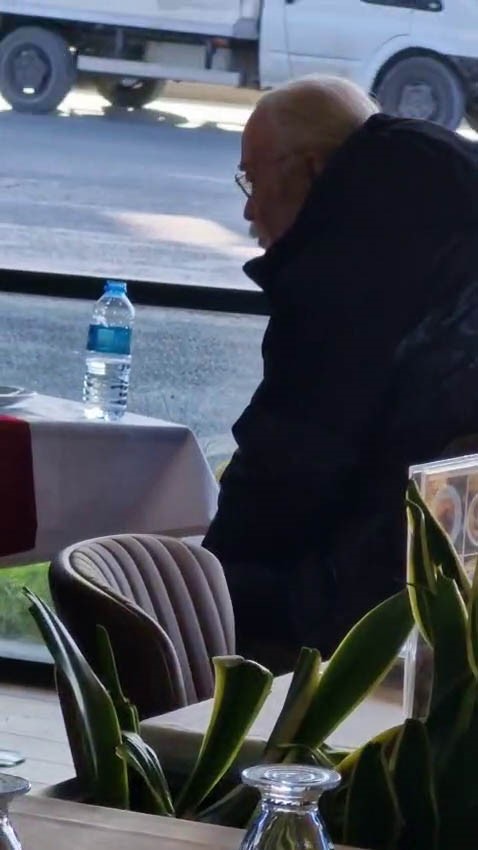 Ünlü sanatçı Cahit Berkay, kullandığı araçla restorana daldı
