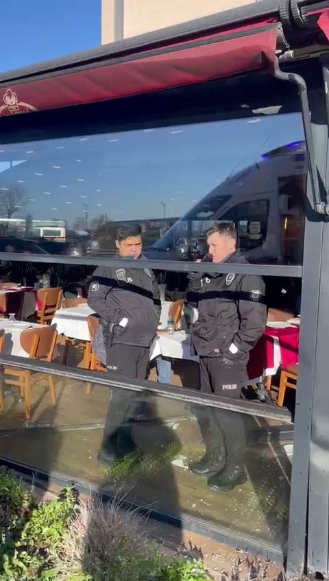 Ünlü sanatçı Cahit Berkay, kullandığı araçla restorana daldı
