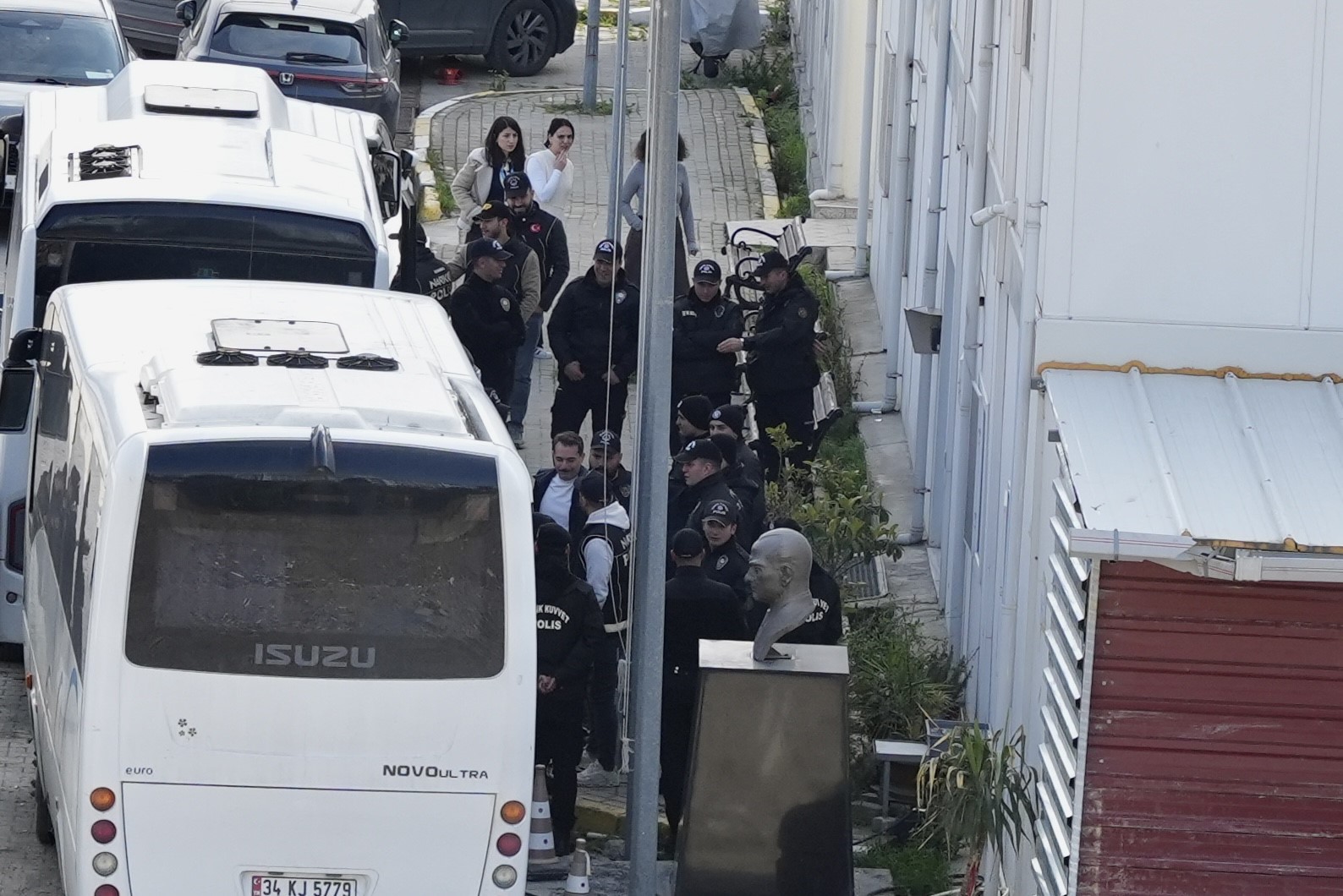 Ünlüler saç ve kan örnekleri alınmak üzere Adli Tıp Kurumu’na getirildi
