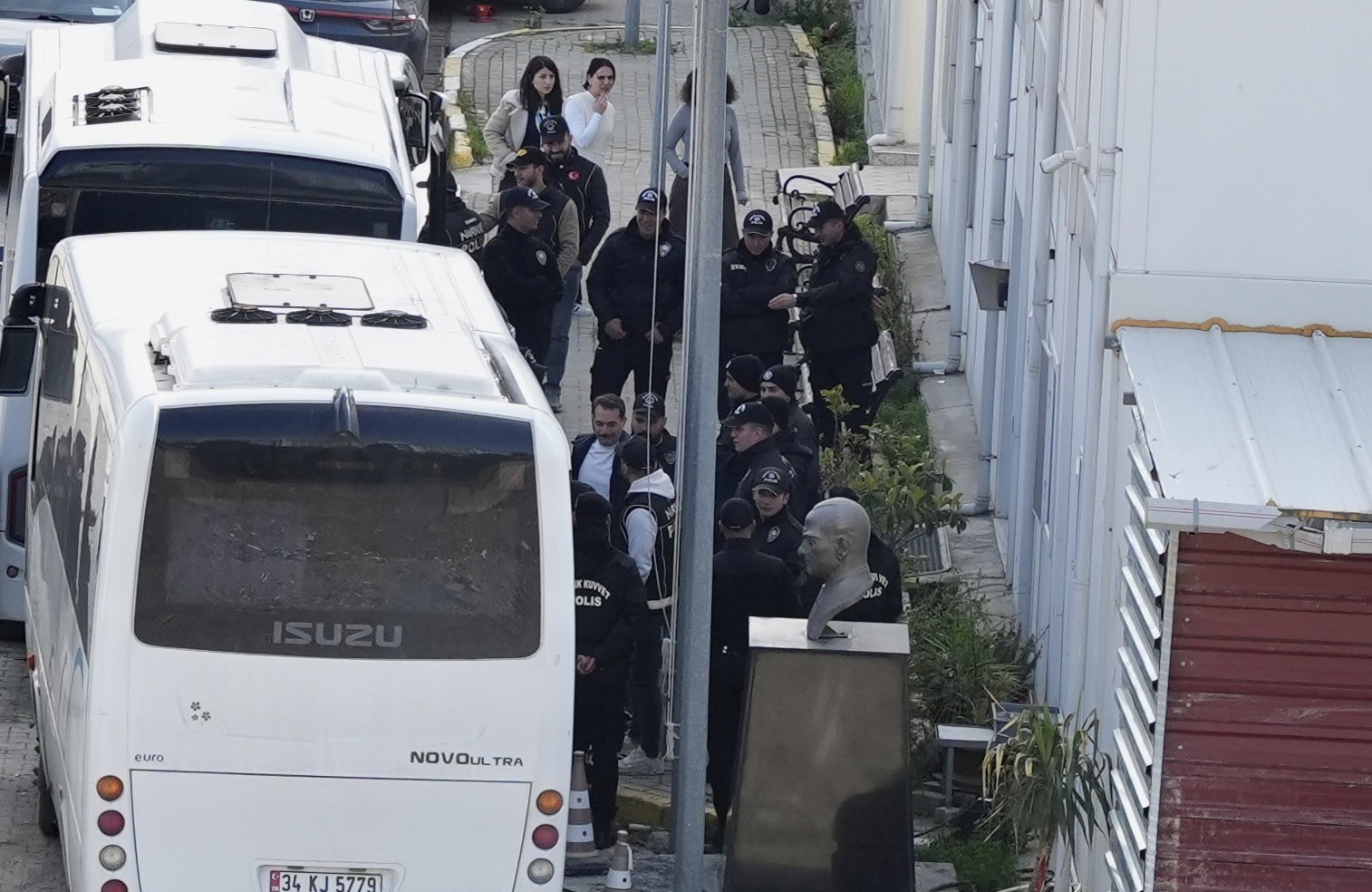 Ünlüler saç ve kan örnekleri alınmak üzere Adli Tıp Kurumu’na getirildi
