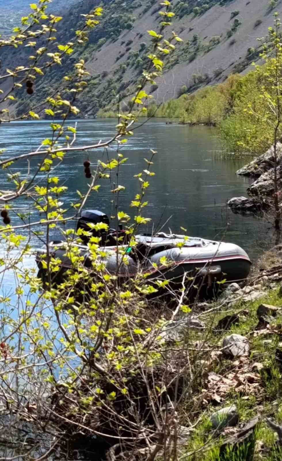 Unuttuğu eşyasını almak için döndü, botla açıldığı Fırat Nehri’nde kayboldu
