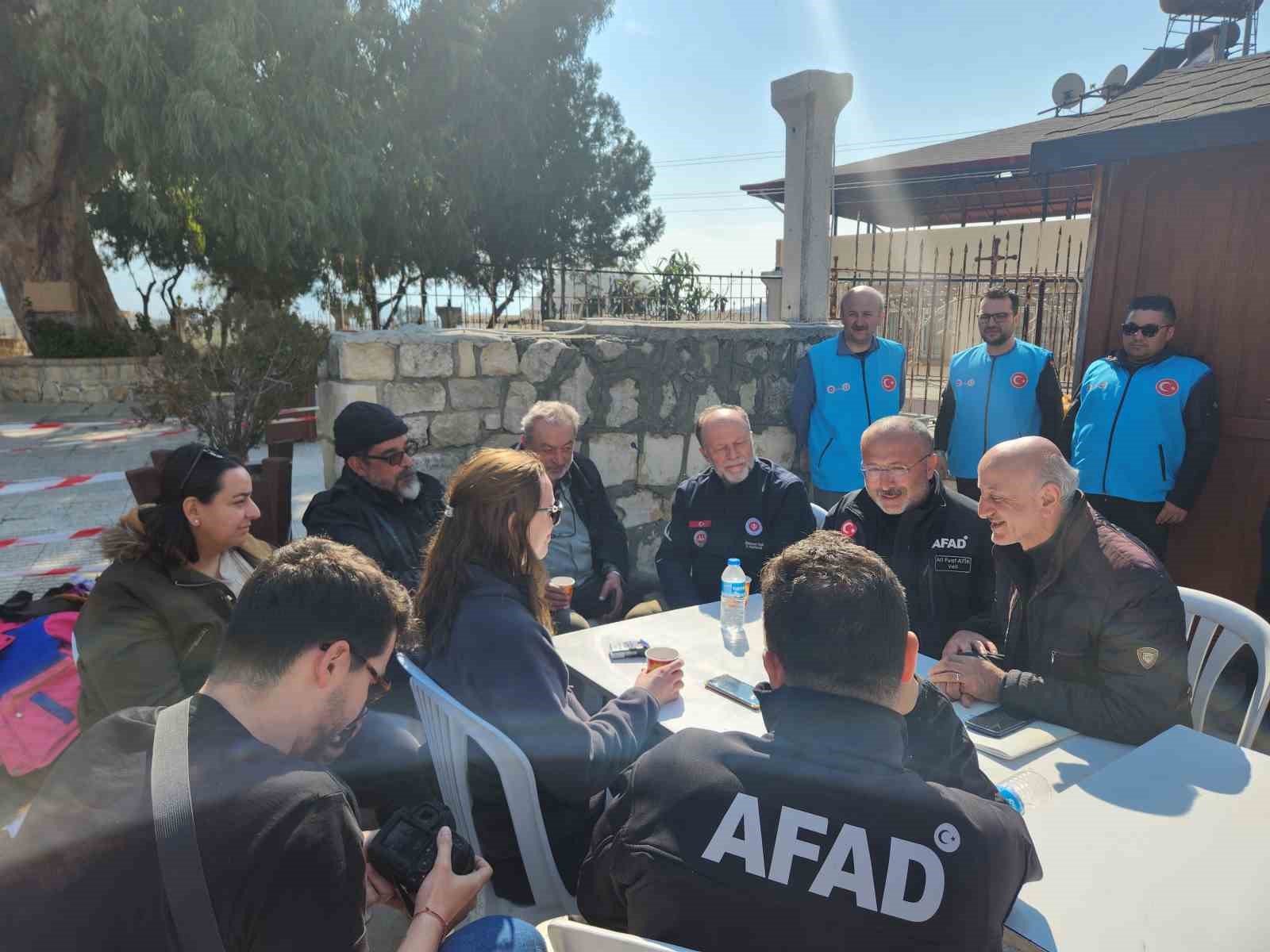 Unutulmayan fedakarlık: Kolunda kemoterapi serumuyla deprem bölgesinde çalıştı
