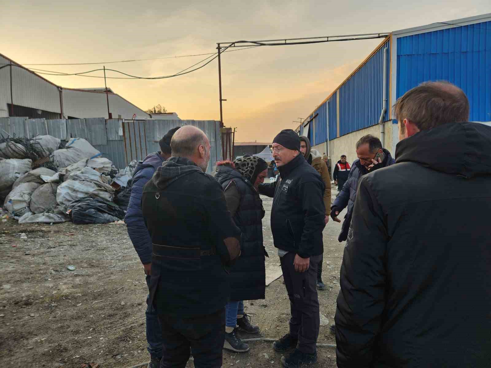 Unutulmayan fedakarlık: Kolunda kemoterapi serumuyla deprem bölgesinde çalıştı
