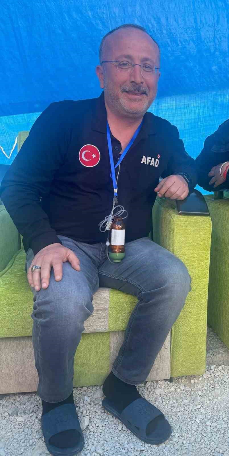 Unutulmayan fedakarlık: Kolunda kemoterapi serumuyla deprem bölgesinde çalıştı
