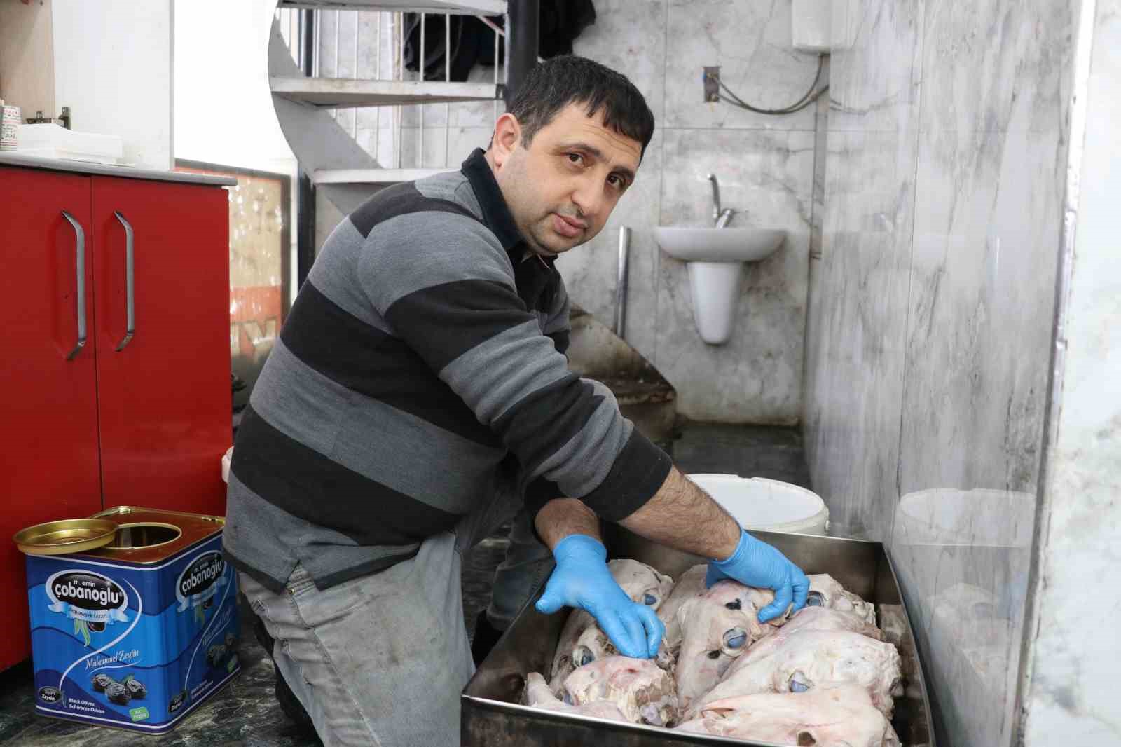 Ürkütücü görüntüsüne rağmen afiyetle tüketiliyor
Ürkütücü görüntüsüne rağmen afiyetle tüketiliyor