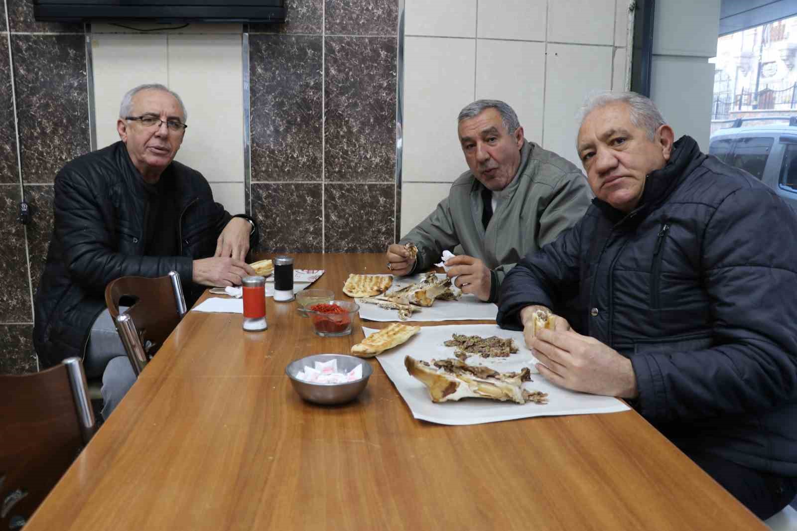 Ürkütücü görüntüsüne rağmen afiyetle tüketiliyor
Ürkütücü görüntüsüne rağmen afiyetle tüketiliyor