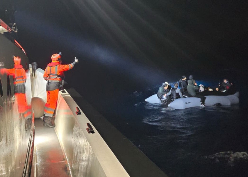 Urla açıklarında lastik bottaki 24 düzensiz göçmen kurtarıldı
