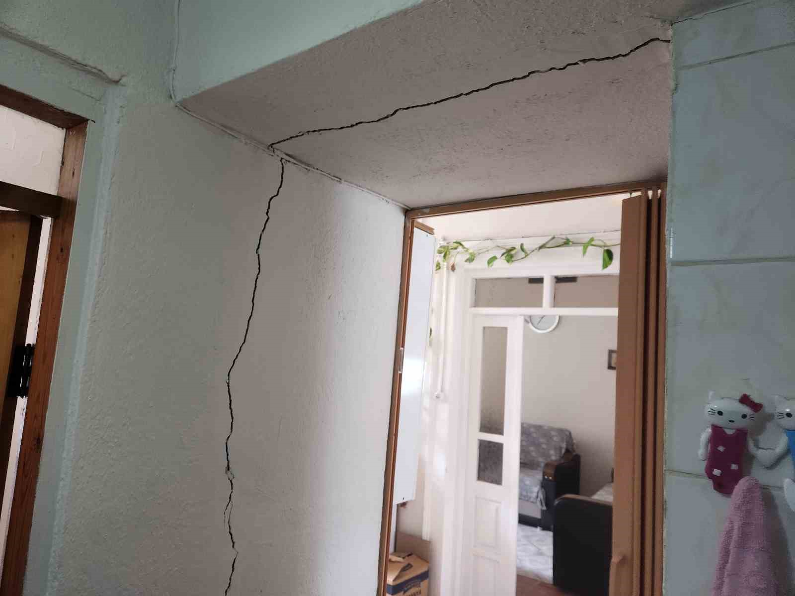 Urla’da önlem alınmadan yapılan temel kazısı faciaya neden oluyordu
