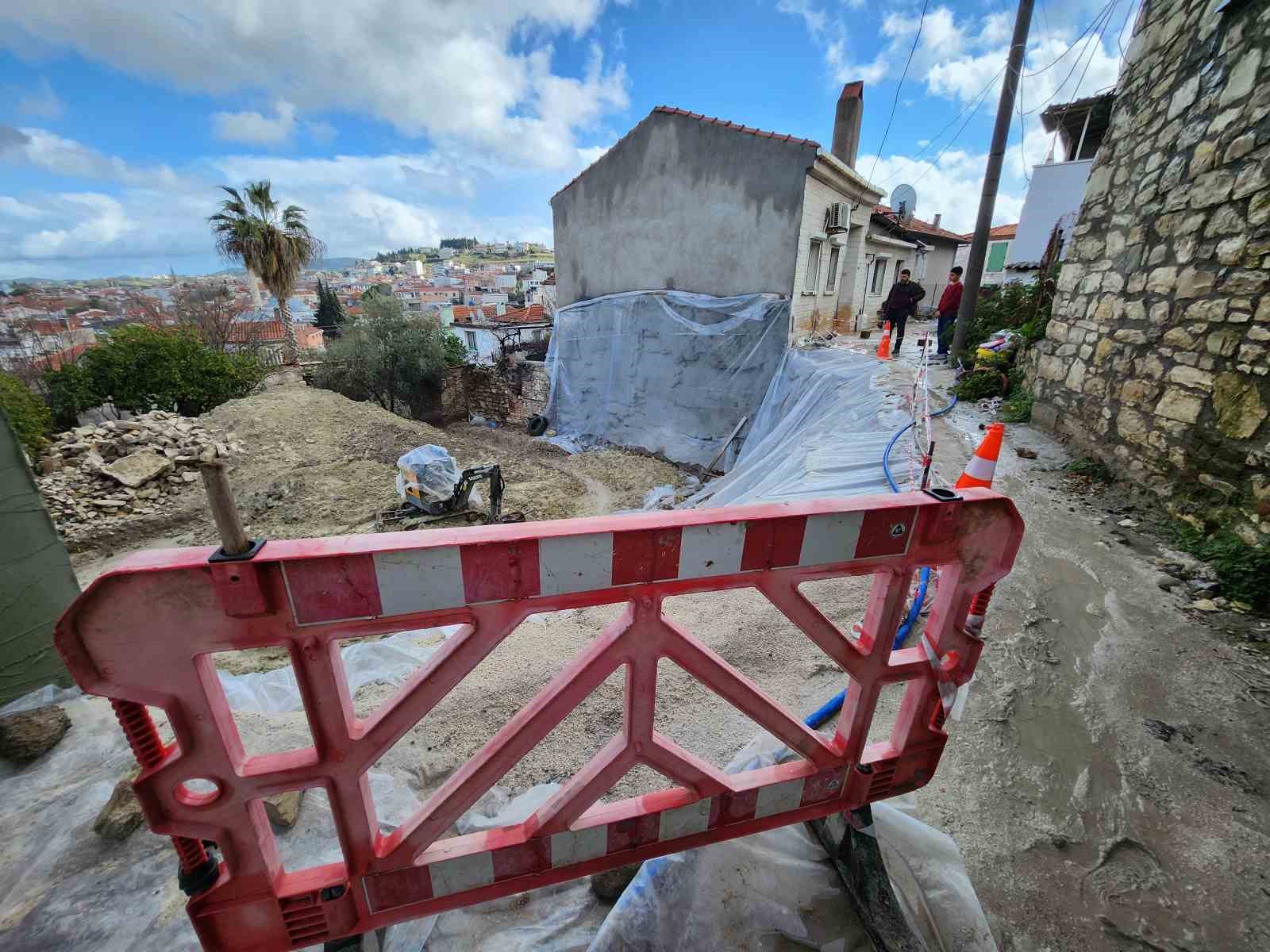 Urla’da önlem alınmadan yapılan temel kazısı faciaya neden oluyordu
