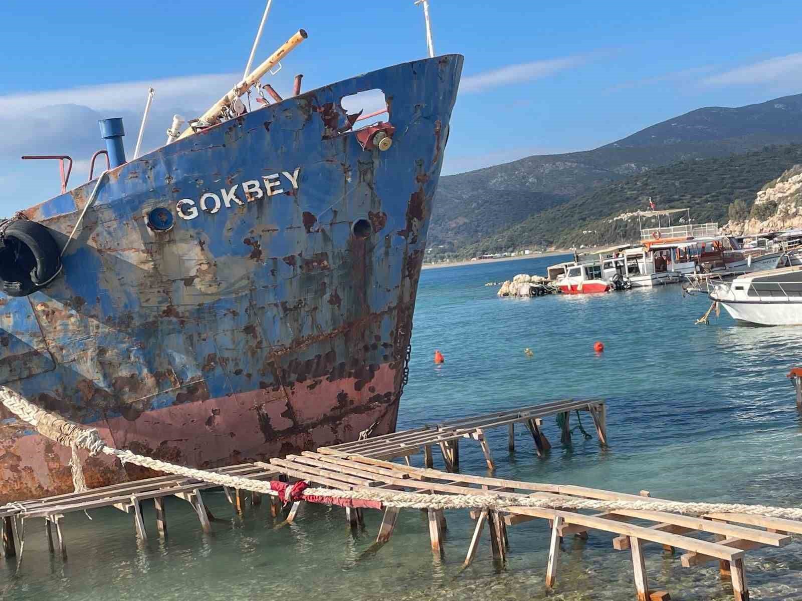 Urla’daki hurda geminin sahipleri hakkında işlem başlatıldı
